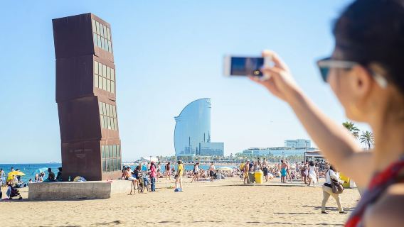 Recorrido en bicicleta eléctrica por Barcelona con experiencia en vinos y tapas