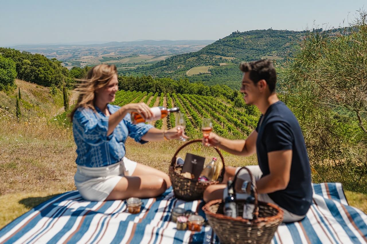 Montalcino: Vineyard Picnic with a Bottle of Wine