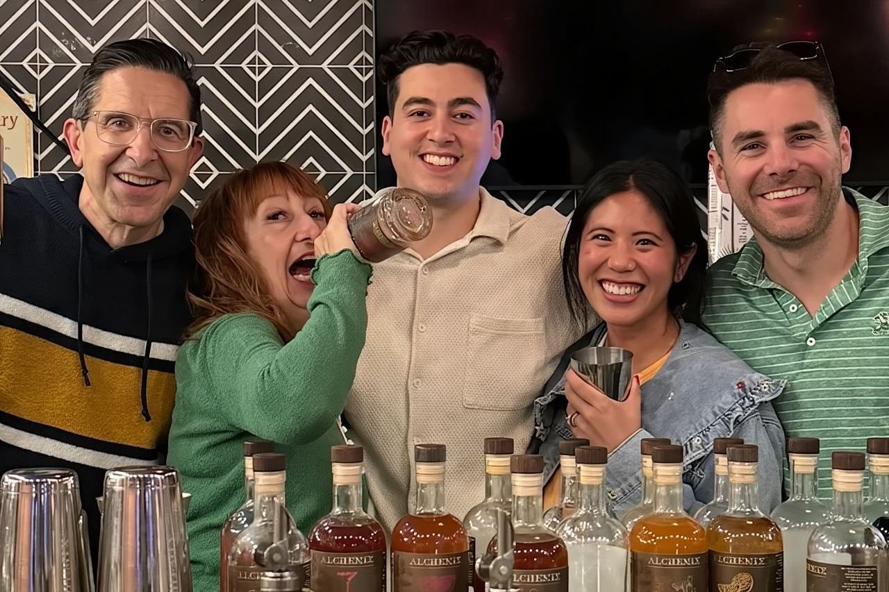 Sorseggia la storia nel corso di cocktail al coperto The Sun Cabana