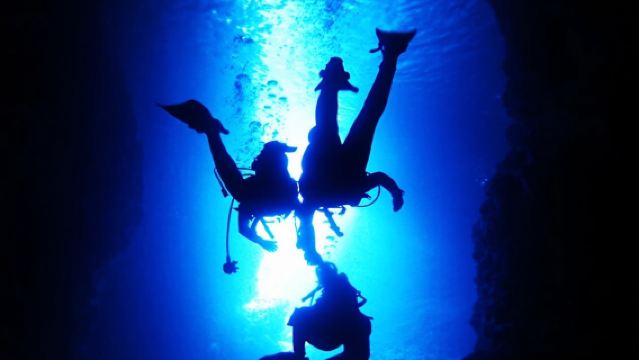 일본오키나와체험다이빙스쿠버 다이빙2시간 [푸른동굴 보트 체험 다이빙 (사진촬영 전송 무료)]