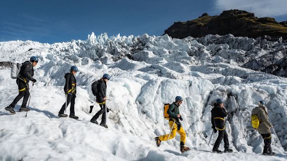 Randonnée ou escalade sur le glacier Falljökull du Skaftafell dans le parc national du Vatnajökull en Islande ou option d'expérience en jeep dans la grotte de glace bleue