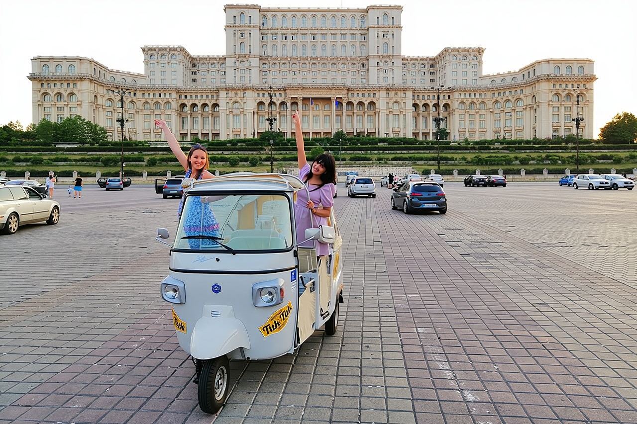 Tour di Bucarest in Tuk Tuk: un'esperienza unica in città!