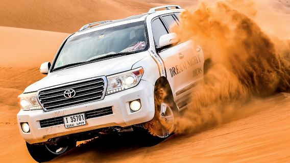 Dubai-Wüstensafari mit Dünenfahrten, Kamelritt und BBQ-Dinner