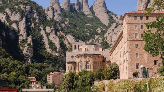 Viaje organizado a la basílica de la Sagrada Família y Montserrat con recogida en el hotel