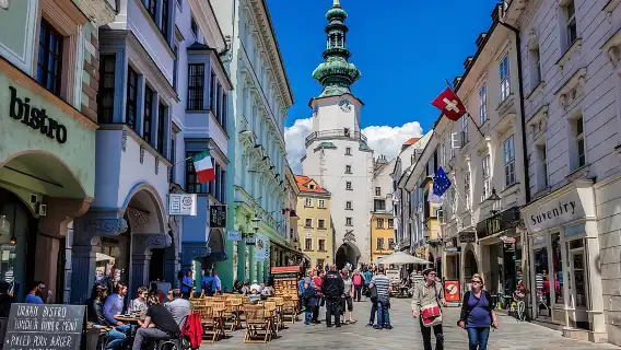 Bratislava walk tour with bonuses and castle 3€ + Tip, kids free