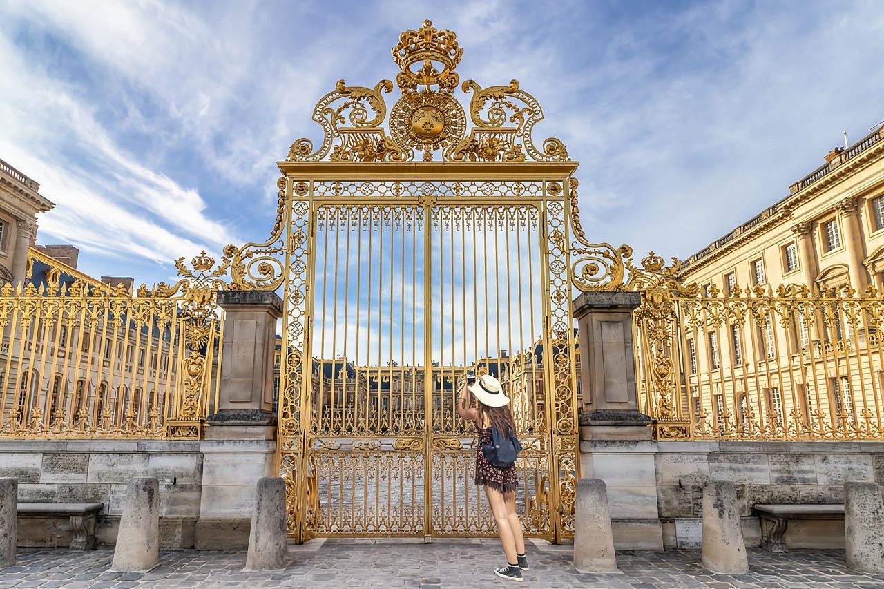 From Paris: Versailles Guided Palace Tour and Gardens Access