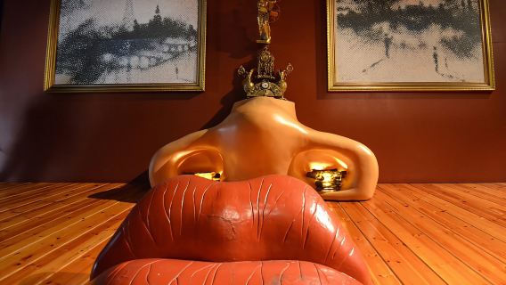 Desde Barcelona: Excursión de un día a Girona y al Museo Dalí en grupo reducido