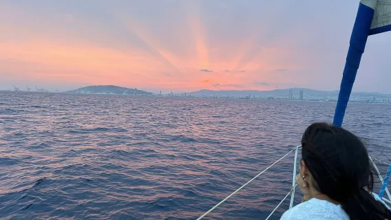 Barcelona: Crucero al atardecer en velero con bebidas y aperitivos