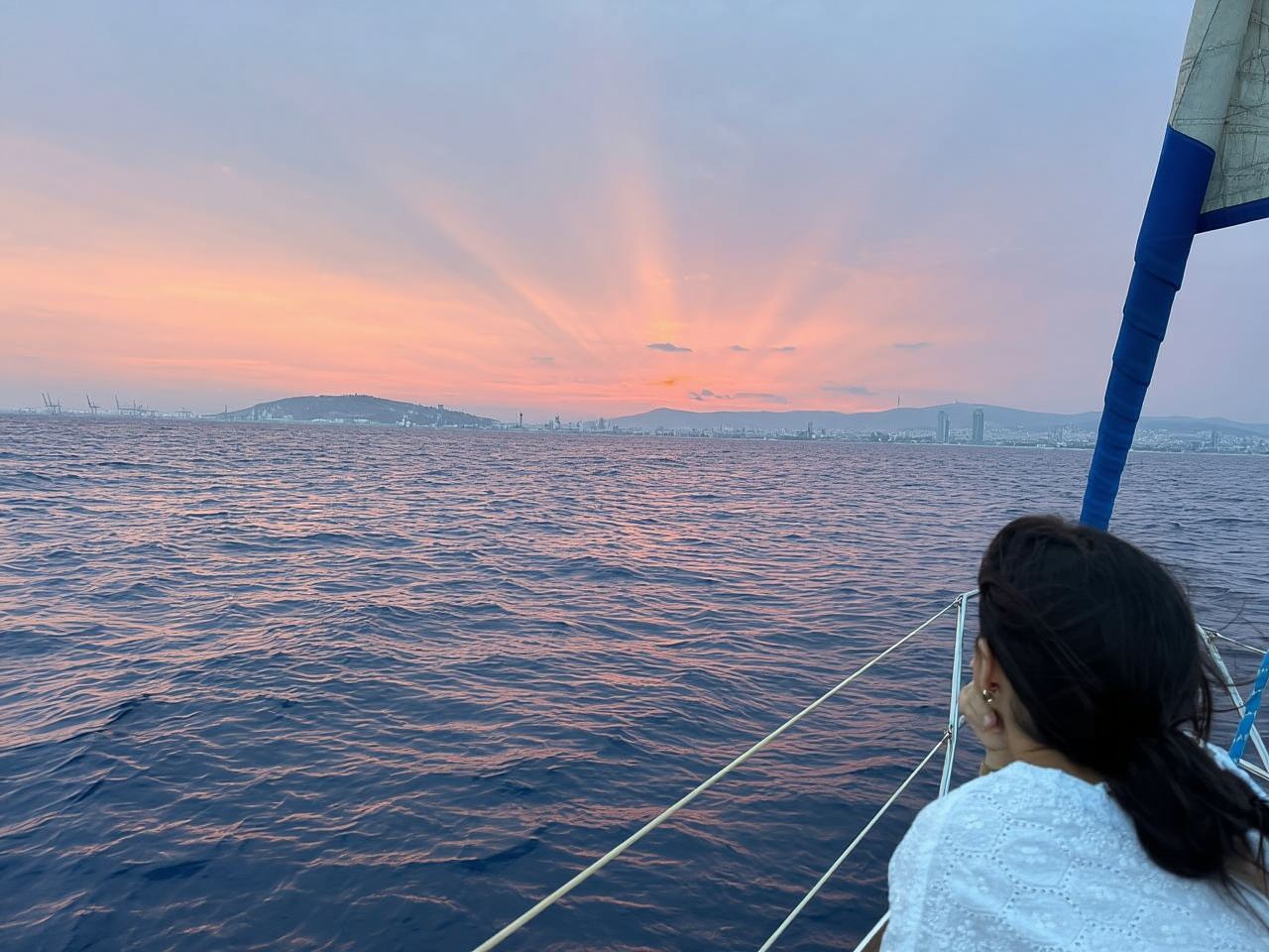 Barcelona: Crucero al atardecer en velero con bebidas y aperitivos