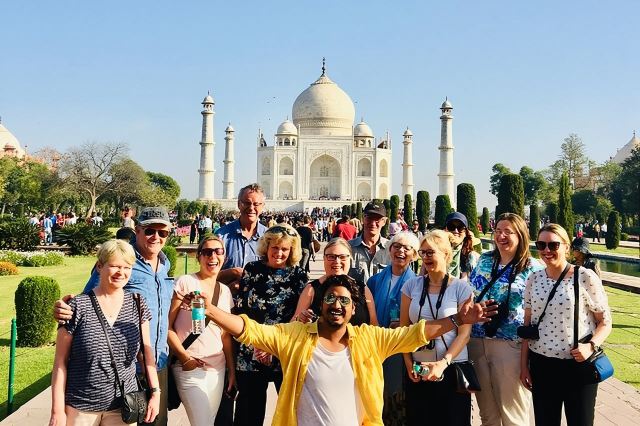 Tour privato di Agra: Taj Mahal, Baby Taj e pranzo da Delhi in auto