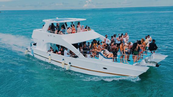 스노클링, 무제한 음료 및 힙합이 포함된 푼타 카나 파티 보트 크루즈