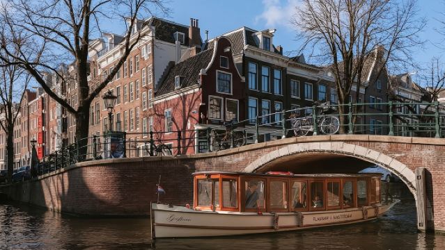 ทัวร์ล่องเรือชมคลองในอัมสเตอร์ดัม 2 ชั่วโมงแบบกลุ่มเล็ก พร้อมของว่างและเครื่องดื่มสไตล์ดัตช์