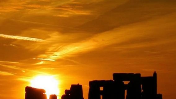 Stonehenge Summer Solstice Sunrise - Full-Night Guided Coach Tour