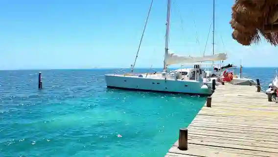 Full-day Isla Mujeres boat trip from Cancún