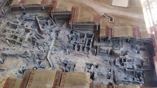 Tour Giornaliero a Santorini: Akrotiri, Villaggi, Vino e Tramonto a Oia