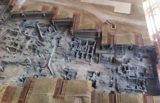 聖托里尼日遊:阿科羅提利、村莊、美酒與伊亞日落