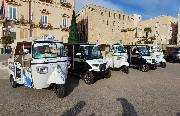 塔蘭託Ape Calessino三輪車私家團