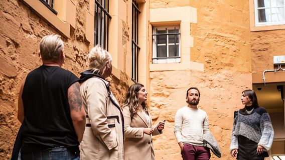 Edinburgh: Old Town Walking Tour with Castle Entry