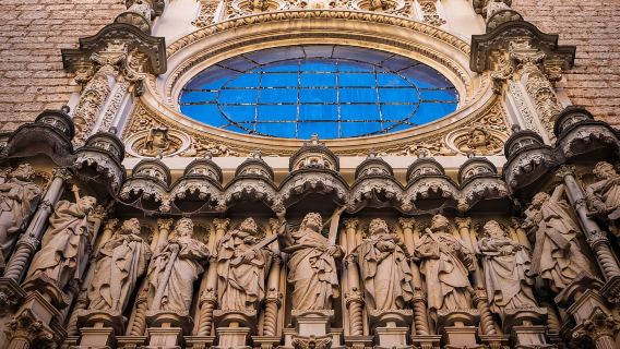 Barcelona: Sitges & Montserrat Monastery Tour with Easy Hike