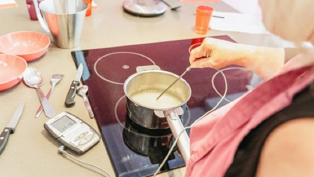 Paris: Macarons Cooking Class with Pâtisserie Chef Noémie