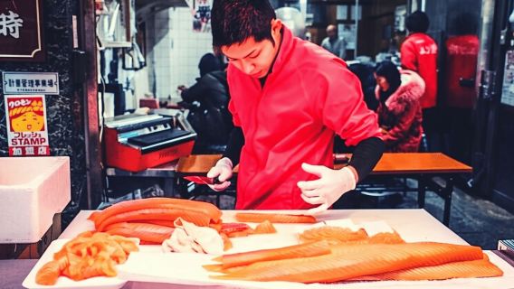 Recorrido con todo incluido por los mercados de Kuromon: Sabores de Osaka