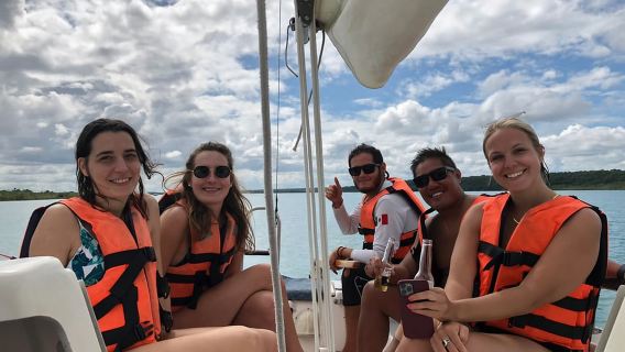 Bacalar: Gruppensegeltörn mit Schwimmen und Getränken