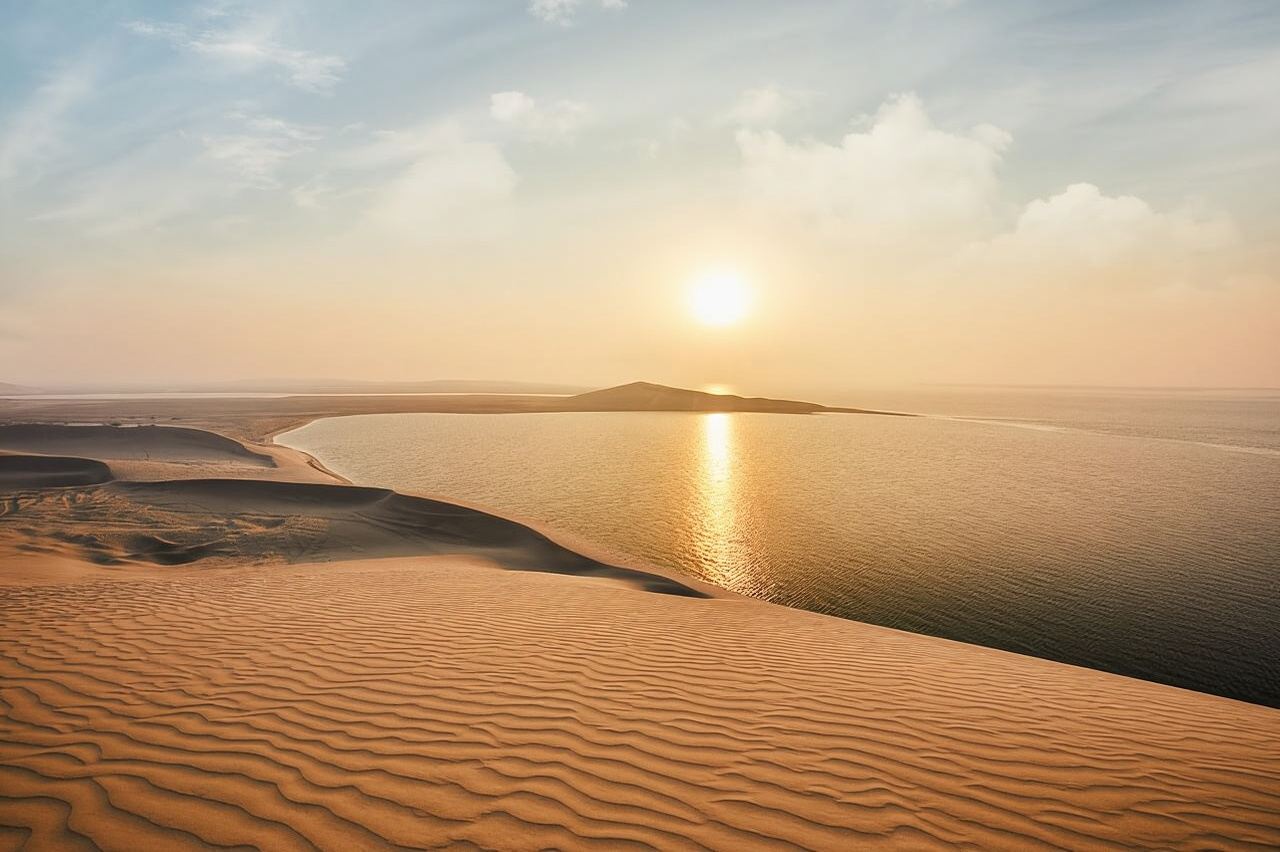 Qatar: woestijnsafari bij zonsondergang met kameelrit en sandboarden