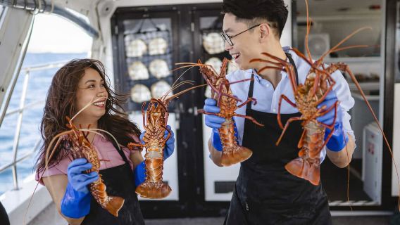 서호주 만두라에서 락크라우스터 잡기 + 해산물 축제 (신선한 락크라우스터 + 7코스 해산물 바베큐 점심 + 무제한 음료 + 돌고래와 펠리컨 구경하기)