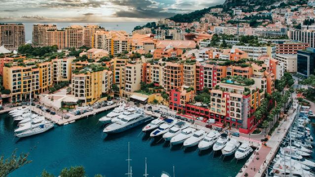 Monte Carlo, Monaco - Penterjemah profesional, pemandu pelancong untuk lawatan, penterjemah pameran, teman perniagaan, lawatan bebas dengan sambutan tempatan, perkhidmatan peribadi eksklusif