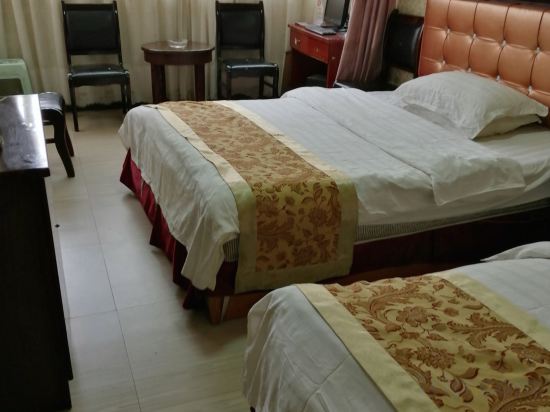Others 4, Happy Hotel, Enshi Tujia and Miao