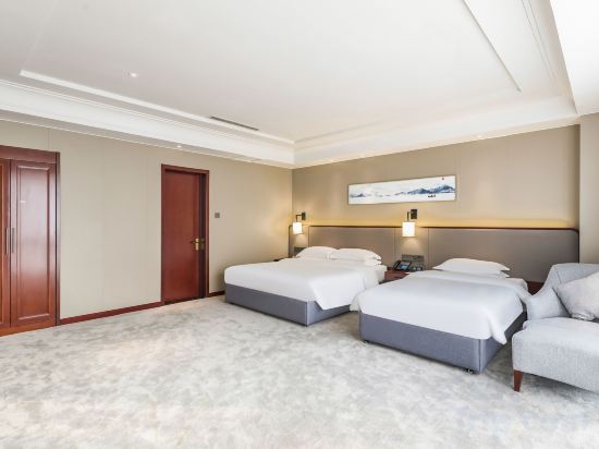 Lakeside Hotel Room Type - Family Suite (Soaking Tub)