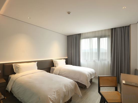 Auspicious Hotel Room Type - Standard Room