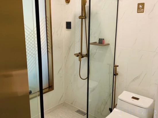 Chaoman Hotel (Guangzhou Railway Station Southern Theater General Hospital) - Tap to explore photos