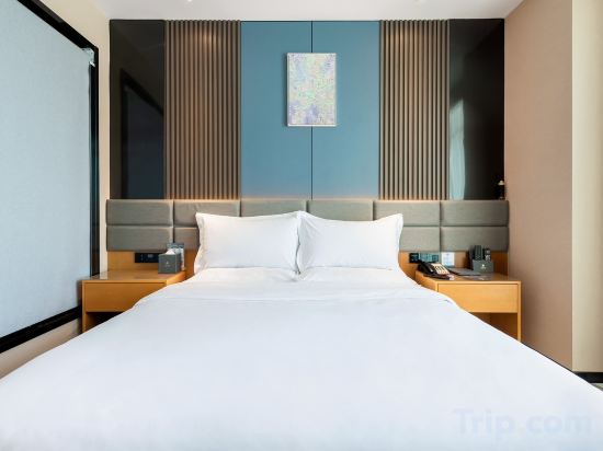 Chonpines Hotel Room Type - Business Queen Room