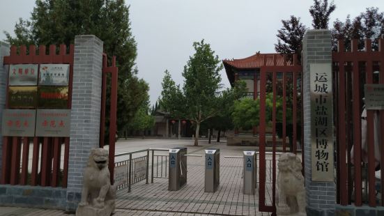 博物館在舜帝公園裡面，大門進去沿着筆直的大路走到中間就可以發