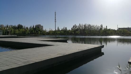 格爾木市內的一個公園，不大，公園內的湖水很清澈，看上去應該不