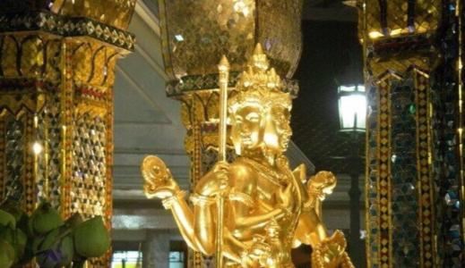 泰国芭提雅神殿寺也称金佛寺，供奉四面佛。四面佛负责保平安，保
