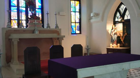 这里确实是一个坟场。场地并不大，但是每一个墓碑都非常有特色。