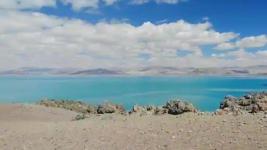 公珠錯，高原的又一錯，是在西藏普蘭縣境內的鹹水湖。湖泊的視野