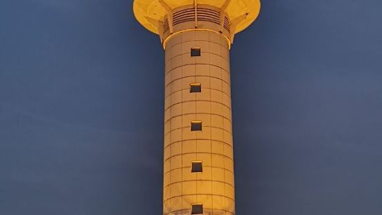 日照灯塔广场因灯塔而得名，日照灯塔高36.2米，处于广场的核