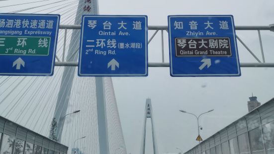 月湖橋又叫江漢四橋，1998年建成，2018年完成拓寬工程，