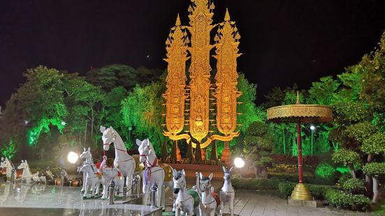 可以说是泰国清莱这边的一个守护神，广场还是挺大的，还有一些大