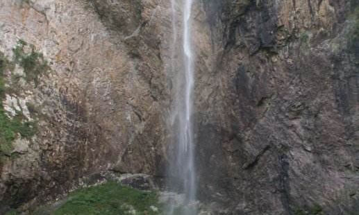 石门飞瀑是石门洞景区内的一处悬瀑，面朝东北，由五级瀑布组成。
