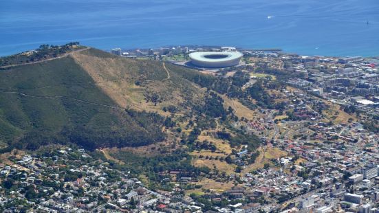 绿点体育场是整个南非最大的一座体育场，它位于开普敦的海边，从