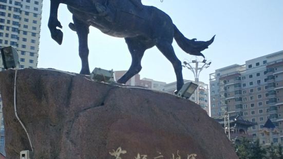 这是为了纪念抗日民族英雄苏炳文将军，而建立的一个街心广场，位