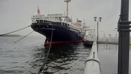 横滨市的邮船冰川丸停泊在横滨港，处于横滨大栈桥和山下公园间，