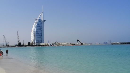 朱美拉海滩公园，因为是一个公共开放的免费海滩，所以也是在迪拜