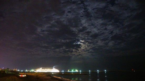乘着精神不错，我们还感受了花莲港的夜景。花莲港位于台湾东部面