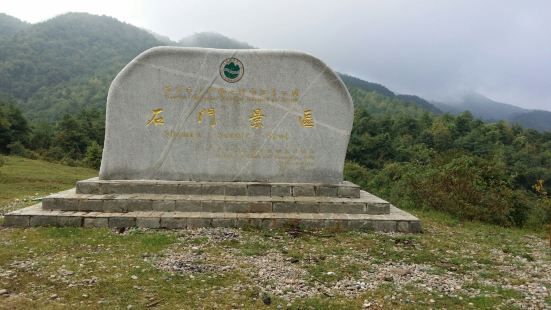 天水石门山：位于甘肃省天水市麦积区，距麦积山石窟15公里。景