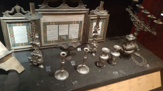 3层楼的展馆，第1场就在2楼了。上楼蹬蹬蹬的响，都是木板楼。